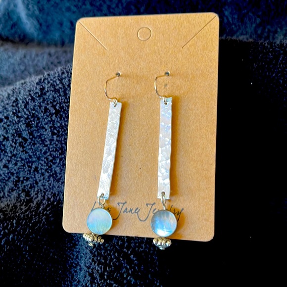 -NWOT Beautiful Liza Jane Dangle Silver Earings - Picture 1 of 3